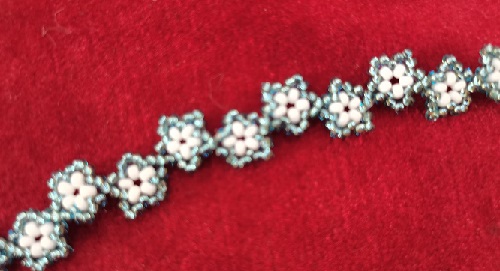 11月30日，手工活外發(fā)一手貨源，在家做手工掙錢，靈活就業(yè)、小成本創(chuàng)業(yè),做手工傳承官，與手工之家合作，大家是共同發(fā)展進(jìn)步的一個(gè)整體，圖為串珠米珠繡純手工產(chǎn)品剪影