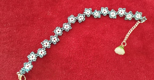 11月30日，手工活外發(fā)一手貨源，在家做手工掙錢，靈活就業(yè)、小成本創(chuàng)業(yè),做手工傳承官，與手工之家合作，大家是共同發(fā)展進(jìn)步的一個(gè)整體，圖為串珠米珠繡純手工產(chǎn)品剪影