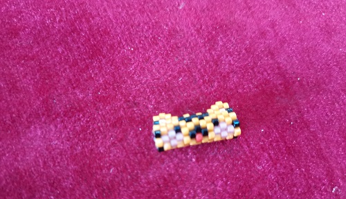 12月2日，手工活外發(fā)加工正規(guī)廠家，輕資產(chǎn)創(chuàng)業(yè)做手工傳承官，居家專兼職的副業(yè)創(chuàng)業(yè)項(xiàng)目，在手工之家，純手工事業(yè)全面發(fā)展、相互支持，圖為串珠米珠繡純手工產(chǎn)品剪影