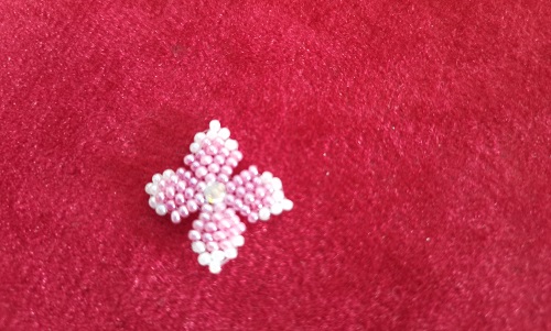 12月5日，手工活接單正規(guī)平臺(tái)，拿回家做的手工創(chuàng)業(yè)項(xiàng)目，小成本創(chuàng)業(yè)做手工傳承官，在手工之家，產(chǎn)品、市場(chǎng)，合作、服務(wù)都有實(shí)實(shí)在在的行動(dòng)，圖為串珠米珠繡純手工產(chǎn)品剪影