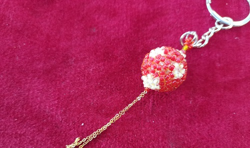 12月7日，手工活從哪里找廠家，可靠的純手工創(chuàng)業(yè)項目，低成本創(chuàng)業(yè)做手工傳承官，在手工之家，好好做、不斷學(xué)，就能收入更好，圖為串珠米珠繡純手工產(chǎn)品剪影