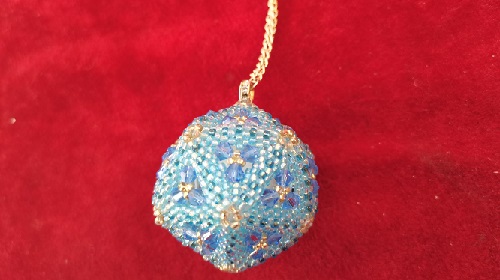 12月7日，手工活從哪里找廠家，可靠的純手工創(chuàng)業(yè)項目，低成本創(chuàng)業(yè)做手工傳承官，在手工之家，好好做、不斷學(xué)，就能收入更好，圖為串珠米珠繡純手工產(chǎn)品剪影