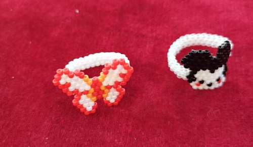 12月8日，外發(fā)手工活正規(guī)平臺，居家手工創(chuàng)業(yè)靈活就業(yè)，微創(chuàng)業(yè)做手工傳承官，與手工之家精誠合作，共贏共長，圖為串珠米珠繡純手工產(chǎn)品剪影