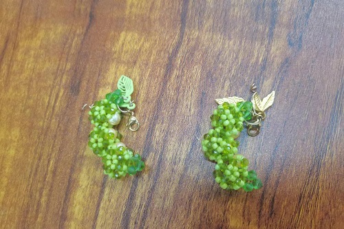 12月9日，在家能掙錢的正規(guī)手工，開手工加工廠，微創(chuàng)業(yè)做手工傳承官，在手工之家，合作起來都簡(jiǎn)單，收入也好，圖為串珠米珠繡純手工產(chǎn)品剪影