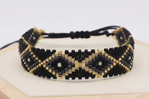 12月10日，手工活外發(fā)加工網(wǎng)，在家做手工掙錢，小成本創(chuàng)業(yè)做手工傳承官，手工之家的純手工事業(yè)是大家的，圖為串珠米珠繡純手工產(chǎn)品剪影