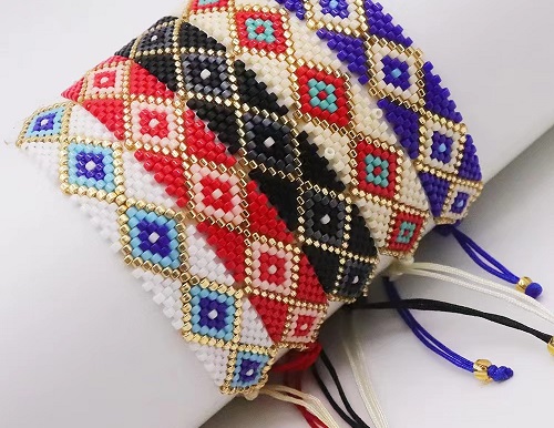 12月10日，手工活外發(fā)加工網(wǎng)，在家做手工掙錢，小成本創(chuàng)業(yè)做手工傳承官，手工之家的純手工事業(yè)是大家的，圖為串珠米珠繡純手工產(chǎn)品剪影