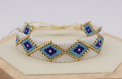 12月10日，手工活外發(fā)加工網(wǎng)，在家做手工掙錢，小成本創(chuàng)業(yè)做手工傳承官，手工之家的純手工事業(yè)是大家的，圖為串珠米珠繡純手工產(chǎn)品剪影