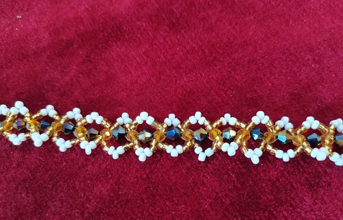 12月11日，兼職手工活外發(fā)加工在家可做，專兼職都能干的純手工，低成本創(chuàng)業(yè)做手工傳承官，與手工之家合作，更多的人在這里掙錢追夢(mèng)，圖為串珠米珠繡純手工產(chǎn)品剪影