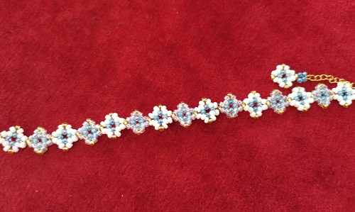 12月12日，在家做兼職的正規(guī)平臺，在家做手工靈活就業(yè)，微創(chuàng)業(yè)做手工傳承官，手工之家真實可靠，大家信得過，圖為串珠米珠繡純手工產(chǎn)品剪影