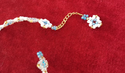 12月12日，在家做兼職的正規(guī)平臺，在家做手工靈活就業(yè)，微創(chuàng)業(yè)做手工傳承官，手工之家真實可靠，大家信得過，圖為串珠米珠繡純手工產(chǎn)品剪影