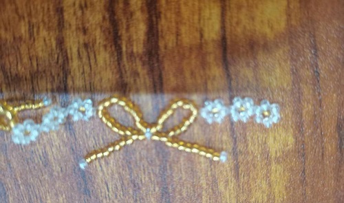 12月13日，外發(fā)加工接單平臺(tái)，純手工創(chuàng)業(yè)自由，微創(chuàng)業(yè)做手工傳承官，手工之家的純手工產(chǎn)品大家都喜歡，圖為串珠米珠繡純手工產(chǎn)品剪影