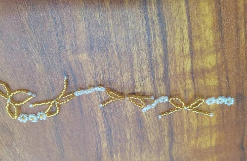 12月13日，外發(fā)加工接單平臺(tái)，純手工創(chuàng)業(yè)自由，微創(chuàng)業(yè)做手工傳承官，手工之家的純手工產(chǎn)品大家都喜歡，圖為串珠米珠繡純手工產(chǎn)品剪影