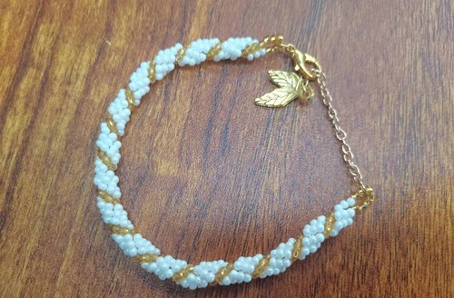 12月14日，哪里可以做手工活兼職，手工拿回家做，微創(chuàng)業(yè)做手工傳承官，在手工之家，了解的清楚，合作的放心，圖為串珠米珠繡純手工產(chǎn)品剪影