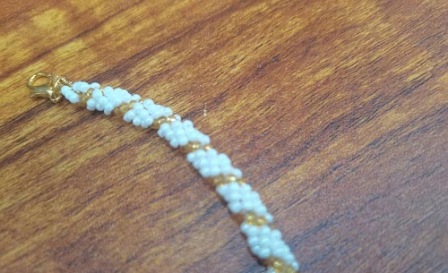 12月14日，哪里可以做手工活兼職，手工拿回家做，微創(chuàng)業(yè)做手工傳承官，在手工之家，了解的清楚，合作的放心，圖為串珠米珠繡純手工產(chǎn)品剪影