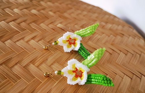 12月15日，手工活外發(fā)加工可靠嗎？居家小成本創(chuàng)業(yè)靈活就業(yè)，微創(chuàng)業(yè)做手工傳承官，讓合作人員多掙錢，手工之家一直在努力，圖為串珠米珠繡純手工產(chǎn)品剪影