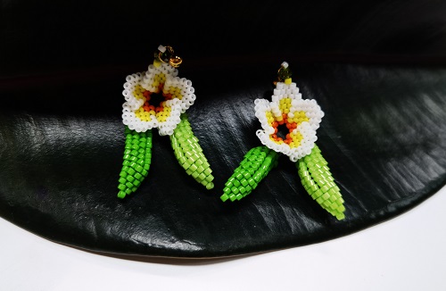 12月15日，手工活外發(fā)加工可靠嗎？居家小成本創(chuàng)業(yè)靈活就業(yè)，微創(chuàng)業(yè)做手工傳承官，讓合作人員多掙錢，手工之家一直在努力，圖為串珠米珠繡純手工產(chǎn)品剪影