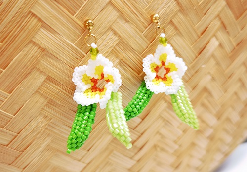 12月15日，手工活外發(fā)加工可靠嗎？居家小成本創(chuàng)業(yè)靈活就業(yè)，微創(chuàng)業(yè)做手工傳承官，讓合作人員多掙錢，手工之家一直在努力，圖為串珠米珠繡純手工產(chǎn)品剪影