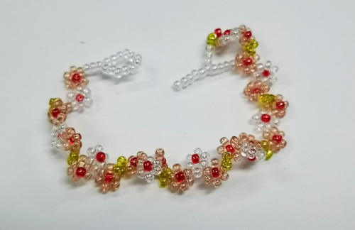 12月16日，外發(fā)加工接單平臺(tái)，正規(guī)廠(chǎng)家的手工創(chuàng)業(yè)項(xiàng)目，微創(chuàng)業(yè)做手工傳承官，與手工之家良好合作，讓大家的收入很好，圖為飾品類(lèi)串珠純手工產(chǎn)品剪影