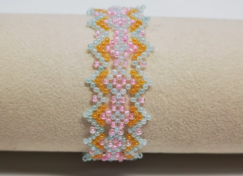 12月16日，外發(fā)加工接單平臺(tái)，正規(guī)廠(chǎng)家的手工創(chuàng)業(yè)項(xiàng)目，微創(chuàng)業(yè)做手工傳承官，與手工之家良好合作，讓大家的收入很好，圖為飾品類(lèi)串珠純手工產(chǎn)品剪影