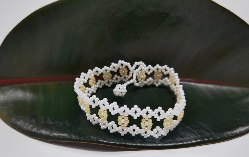 12月17日，拿回家做的手工項(xiàng)目，農(nóng)村手工創(chuàng)業(yè)項(xiàng)目，小成本創(chuàng)業(yè)做手工傳承官，手工之家的純手工很適合農(nóng)村做，圖為飾品類串珠純手工產(chǎn)品剪影