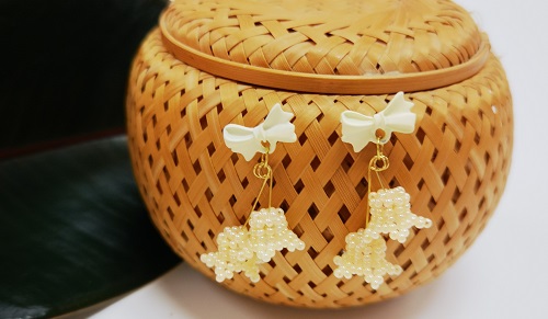 12月18日，手工活兼職招聘信息，在家做手工掙錢，做手工傳承官，在手工之家，誠信首先就是真實真誠，圖為串珠米珠繡純手工產(chǎn)品剪影