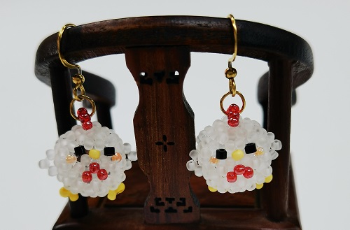 12月20日，外發(fā)手工領(lǐng)回家做，帶回家做的手工創(chuàng)業(yè)項(xiàng)目，小成本創(chuàng)業(yè)做手工傳承官，在手工之家，認(rèn)真做好好干收入更好，圖為串珠米珠繡純手工產(chǎn)品剪影