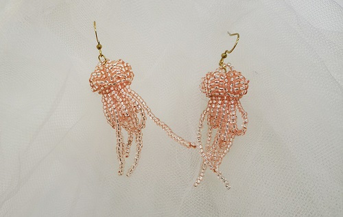 12月20日，外發(fā)手工領(lǐng)回家做，帶回家做的手工創(chuàng)業(yè)項(xiàng)目，小成本創(chuàng)業(yè)做手工傳承官，在手工之家，認(rèn)真做好好干收入更好，圖為串珠米珠繡純手工產(chǎn)品剪影