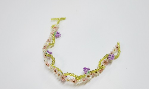 12月21日，手工活外發(fā)一手貨源，居家副業(yè)創(chuàng)業(yè)掙錢，微創(chuàng)業(yè)做手工傳承官，手工之家掙錢業(yè)務(wù)多，純手工很受歡迎，圖為串珠米珠繡純手工產(chǎn)品剪影