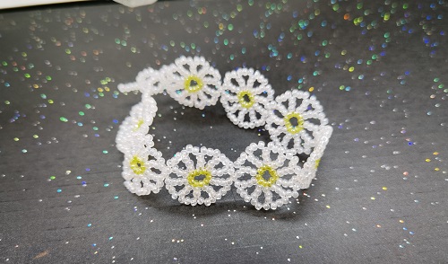 12月22日，在家兼職平臺正規(guī)手工，低成本創(chuàng)業(yè)做手工傳承官，靈活就業(yè)居家創(chuàng)業(yè)，在手工之家，多掙錢就要這樣做，圖為串珠米珠繡純手工產(chǎn)品剪影