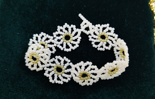 12月22日，在家兼職平臺正規(guī)手工，低成本創(chuàng)業(yè)做手工傳承官，靈活就業(yè)居家創(chuàng)業(yè)，在手工之家，多掙錢就要這樣做，圖為串珠米珠繡純手工產(chǎn)品剪影