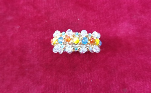 12月23日，在家里就能賺錢的工作，小成本創(chuàng)業(yè)做手工傳承官，居家手工創(chuàng)業(yè)，與手工之家合作，有目標(biāo)更有動力，圖為串珠米珠繡純手工產(chǎn)品剪影