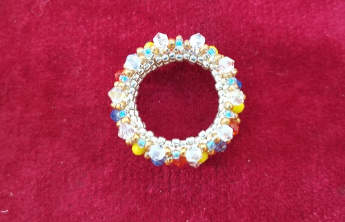 12月23日，在家里就能賺錢的工作，小成本創(chuàng)業(yè)做手工傳承官，居家手工創(chuàng)業(yè)，與手工之家合作，有目標(biāo)更有動力，圖為串珠米珠繡純手工產(chǎn)品剪影