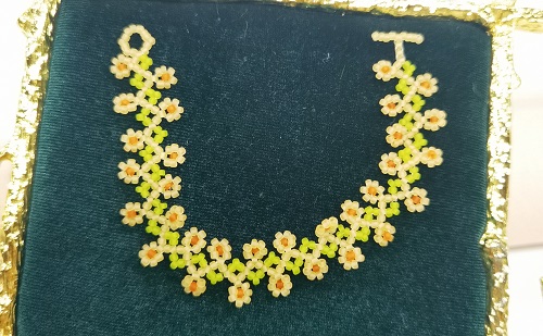 12月24日，想接正規(guī)廠家的手工項(xiàng)目，拿回家做的手工，微創(chuàng)業(yè)做手工傳承官，在手工之家，產(chǎn)品始終是事業(yè)的重點(diǎn)，圖為串珠米珠繡純手工產(chǎn)品剪影