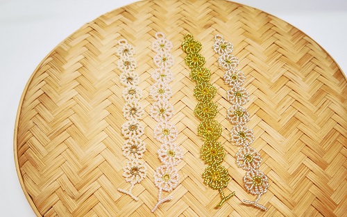 12月24日，想接正規(guī)廠家的手工項(xiàng)目，拿回家做的手工，微創(chuàng)業(yè)做手工傳承官，在手工之家，產(chǎn)品始終是事業(yè)的重點(diǎn)，圖為串珠米珠繡純手工產(chǎn)品剪影