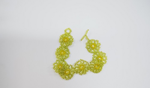 12月24日，想接正規(guī)廠家的手工項(xiàng)目，拿回家做的手工，微創(chuàng)業(yè)做手工傳承官，在手工之家，產(chǎn)品始終是事業(yè)的重點(diǎn)，圖為串珠米珠繡純手工產(chǎn)品剪影