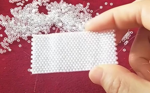 12月25日，手工活從哪里找廠家，在家能做的兼職創(chuàng)業(yè)項(xiàng)目，輕資產(chǎn)創(chuàng)業(yè)做手工傳承官，與手工之家合作，大家利益同體、合作共贏，圖為串珠米珠繡純手工產(chǎn)品剪影