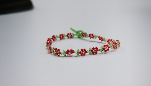 12月26日，附近有沒有兼職手工活，居家靈活的副業(yè)創(chuàng)業(yè)項目，微創(chuàng)業(yè)做手工傳承官，與手工之家合作，可兼職就業(yè)、可創(chuàng)業(yè)，圖為串珠米珠繡純手工產(chǎn)品剪影