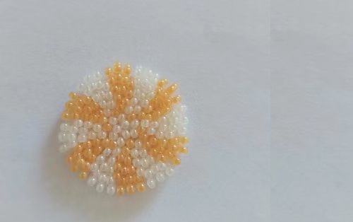 12月27日，手工活拿回家做在哪里找，小成本創(chuàng)業(yè)做手工傳承官，帶回家做的手工創(chuàng)業(yè)項目，依靠手工之家，大家通過手工有了好收入，圖為串珠米珠繡純手工產品剪影