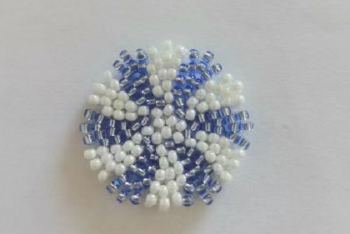 12月27日，手工活拿回家做在哪里找，小成本創(chuàng)業(yè)做手工傳承官，帶回家做的手工創(chuàng)業(yè)項目，依靠手工之家，大家通過手工有了好收入，圖為串珠米珠繡純手工產品剪影