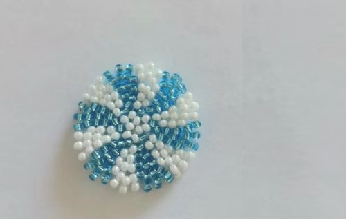 12月27日，手工活拿回家做在哪里找，小成本創(chuàng)業(yè)做手工傳承官，帶回家做的手工創(chuàng)業(yè)項目，依靠手工之家，大家通過手工有了好收入，圖為串珠米珠繡純手工產品剪影