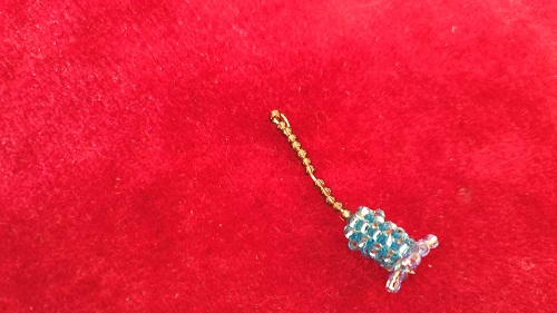 12月28日，外發(fā)手工活正規(guī)平臺，在家做手工掙錢，小成本創(chuàng)業(yè)做手工傳承官，手工之家的純手工穩(wěn)定可靠、有市場，圖為串珠米珠繡純手工產(chǎn)品剪影