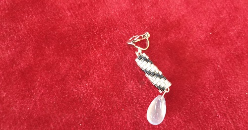 12月28日，外發(fā)手工活正規(guī)平臺，在家做手工掙錢，小成本創(chuàng)業(yè)做手工傳承官，手工之家的純手工穩(wěn)定可靠、有市場，圖為串珠米珠繡純手工產(chǎn)品剪影