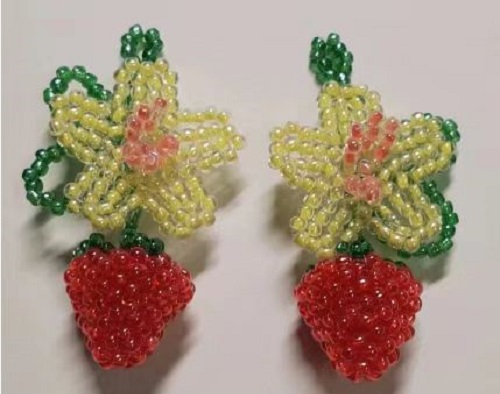 12月29日，手工活接單平臺(tái)，想接正規(guī)廠(chǎng)家的手工，低成本創(chuàng)業(yè)做手工傳承官，在手工之家，定位準(zhǔn)，會(huì)做得更好，圖為串珠米珠繡純手工產(chǎn)品剪影