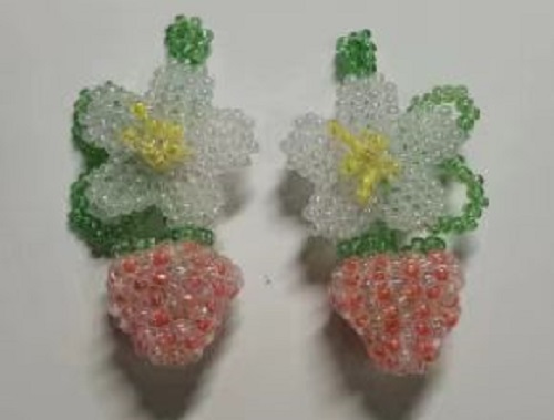 12月29日，手工活接單平臺(tái)，想接正規(guī)廠(chǎng)家的手工，低成本創(chuàng)業(yè)做手工傳承官，在手工之家，定位準(zhǔn)，會(huì)做得更好，圖為串珠米珠繡純手工產(chǎn)品剪影