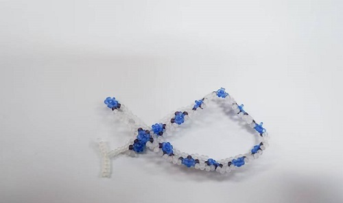 1月2日，手工活外發(fā)加工正規(guī)的廠家，微創(chuàng)業(yè)做手工傳承官，靈活自由在家手工創(chuàng)業(yè)，手工之家讓大家合作之前了解清楚，做起來更有信心，圖為串珠米珠繡純手工產(chǎn)品剪影