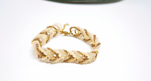 1月3日，兼職手工活可以帶回家做，小成本創(chuàng)業(yè)做手工傳承官，居家手工創(chuàng)業(yè)，手工之家的純手工給大家更多掙錢的渠道和方法，圖為串珠米珠繡純手工產(chǎn)品剪影