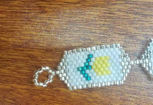 1月4日，手工活外發(fā)一手貨源，在家兼職手工活掙錢，小成本創(chuàng)業(yè)做手工傳承官，手工之家努力讓合作人員做的更多、收入更好，圖為串珠米珠繡純手工產(chǎn)品剪影