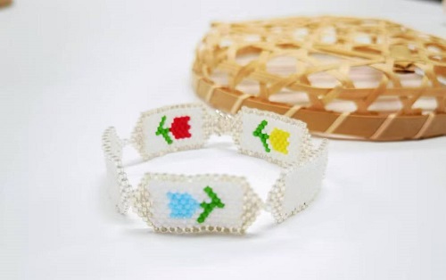 1月4日，手工活外發(fā)一手貨源，在家兼職手工活掙錢，小成本創(chuàng)業(yè)做手工傳承官，手工之家努力讓合作人員做的更多、收入更好，圖為串珠米珠繡純手工產(chǎn)品剪影