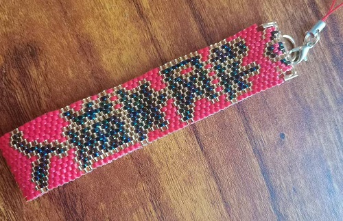 1月5日，在家就能賺錢(qián)的工作，拿回家做的手工活，小成本創(chuàng)業(yè)做手工傳承官，手工之家的純手工在農(nóng)村做很合適，圖為串珠米珠繡純手工產(chǎn)品剪影