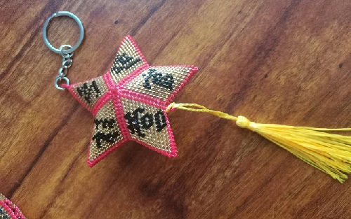 1月5日，在家就能賺錢(qián)的工作，拿回家做的手工活，小成本創(chuàng)業(yè)做手工傳承官，手工之家的純手工在農(nóng)村做很合適，圖為串珠米珠繡純手工產(chǎn)品剪影